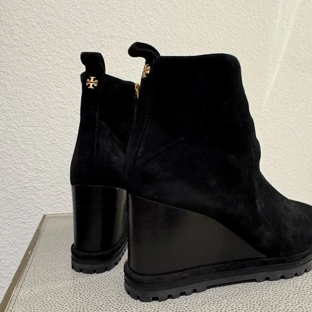 Tory Burch Logo 85mm Lug Sole Wedge Bootie Black Suede R$428 Size 10